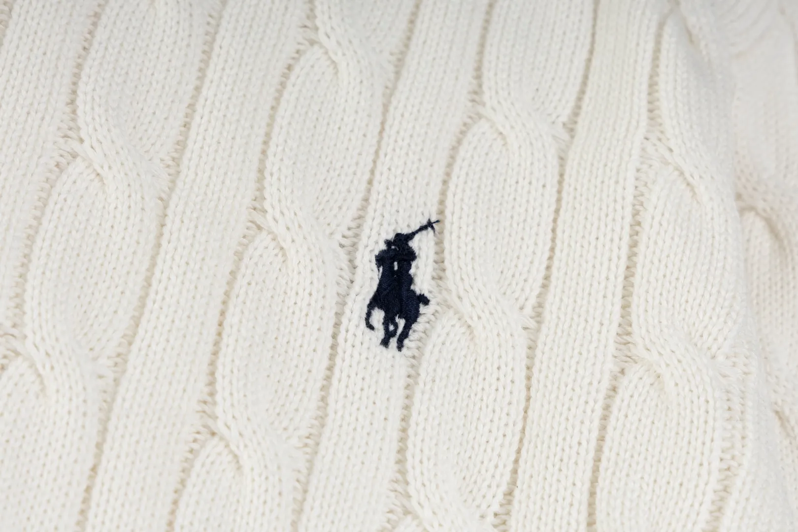 P236 #R84 RALPH LAUREN Six-color classic hooded twist pullover sweater with high-density LOGO embroidery on the chest and original custom-made tag accessories. Made of pure cotton yarn, pure cotton is skin-friendly and comfortable, small label war horse embroidered twist hooded sweater 🐎 high quality, follow the blogger to learn how to wear it! Let’s buy a Ralph Lauren cable sweater. It’s a super hard-to-find series after it became popular. It’s hard to find one on the official website. It’s simple and practical to wear, with a lazy and loose feel. The thickened fabric has more texture, feels soft and delicate, and has a loose fit. Whether worn alone or layered, you can wear different styles of fashion with just one piece!   Size: S M L